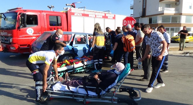 Kumluca'da trafik kazası: 3 yaralı