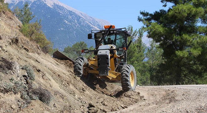 Kumluca'da yol yapım çalışmaları sürüyor