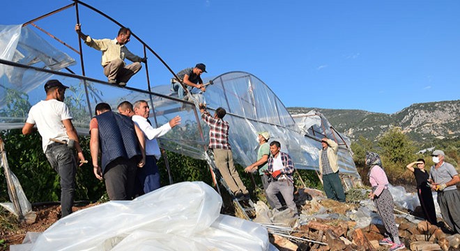 Kumlucalı çiftçi, yangının hasarını onarıyor