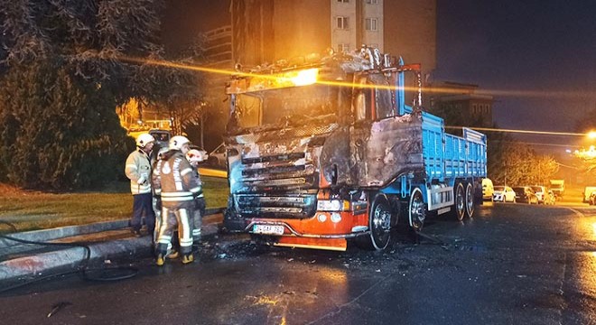 Kundaklandığı iddia edilen kamyon alev alev yandı
