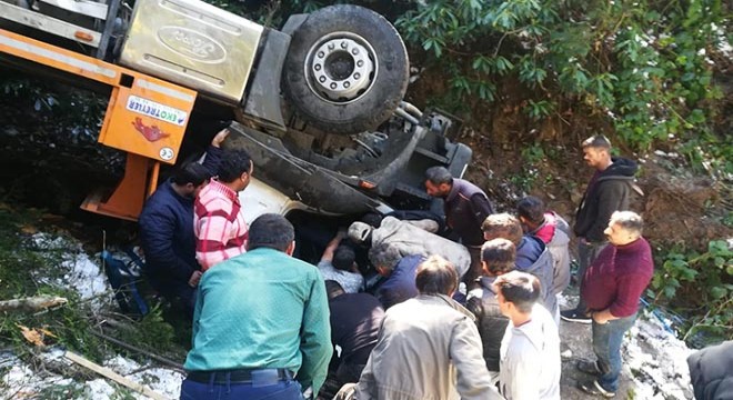Künk yüklü kamyon devrildi; sürücü ağır yaralandı
