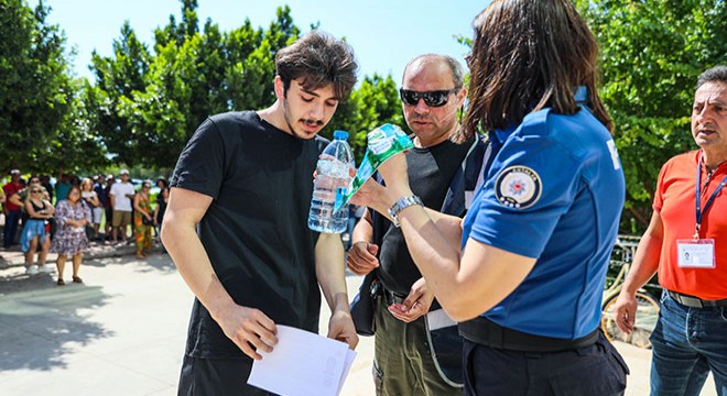 Küpesini çıkarırken yanlış salona geldiğini anladı