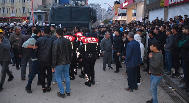 Kur an-ı Kerim i yırtarak küfretti; linçten polis kurtardı