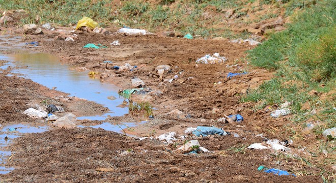 Kuraklıktan etkilenen Tuz Gölü'nde kirlilik de başladı