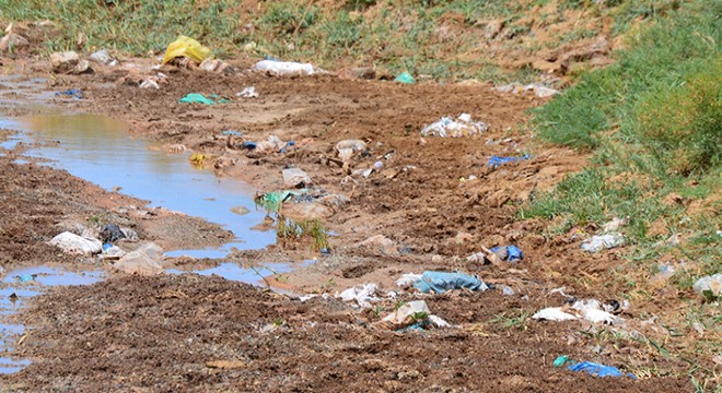 Kuraklıktan etkilenen Tuz Gölü nde kirlilik de başladı