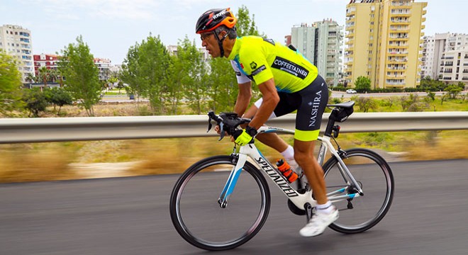 Kurbağa adam dünya şampiyonluğu için pedallıyor