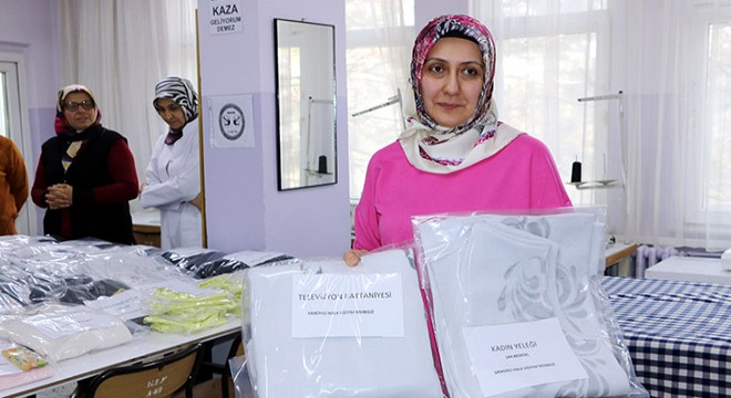 Kursiyerler depremzedeler için dikiş makinesinin başına geçti