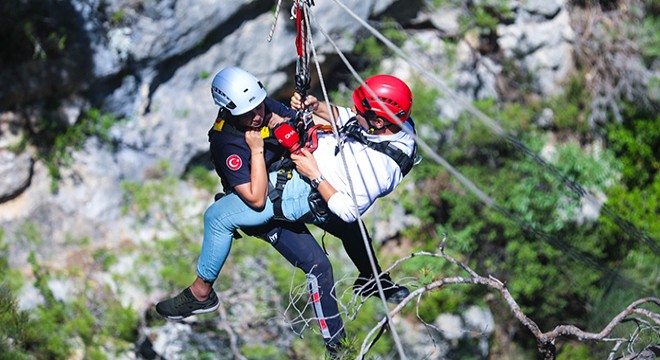 Kurtarma kemerine bağlıyken, kazazedeye müdahaleyi anlattı
