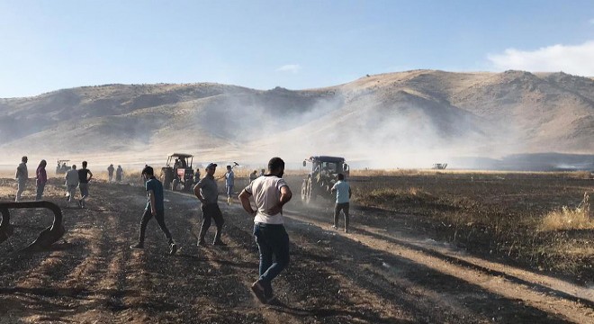 Kuru otlar alev aldı, buğday tarlası yandı