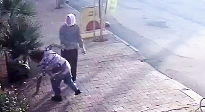 Kuru yemişçi çalışanı, engelli kadını darbetti