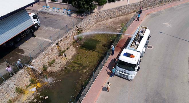 Kuruyan derede can çekişen balıklara 'can' suyu