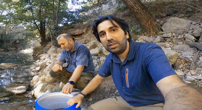 Kuruyan deredeki yavru balıkları kurtardılar