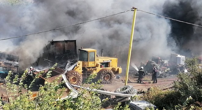 Kuruyan otlar tutuştu, hurda araçlar yandı