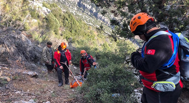 Kuş avlamak isterken 200 metrelik uçuruma yuvarlandı