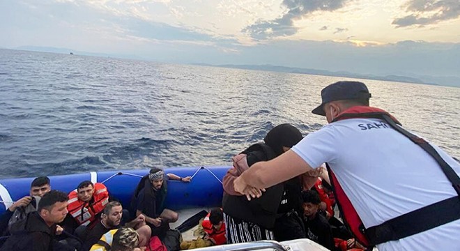 Kuşadası açıklarında 25 düzensiz göçmen yakalandı