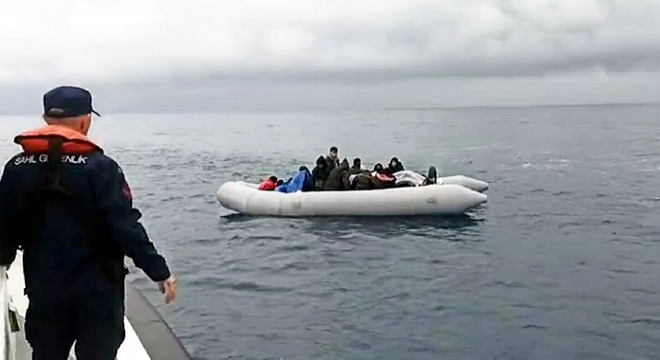 Kuşadası açıklarında 33 kaçak göçmen kurtarıldı