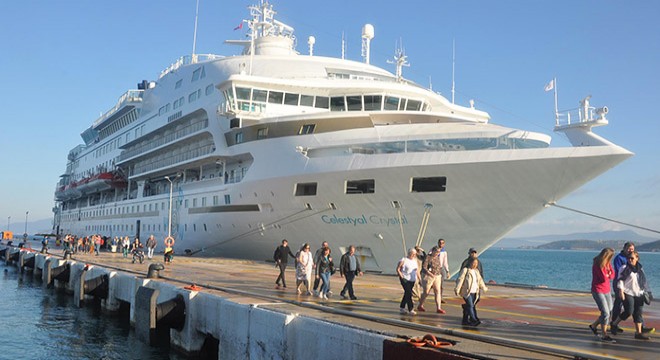 Kuşadası'na sezonun ilk kruvaziyer gemisi yanaştı