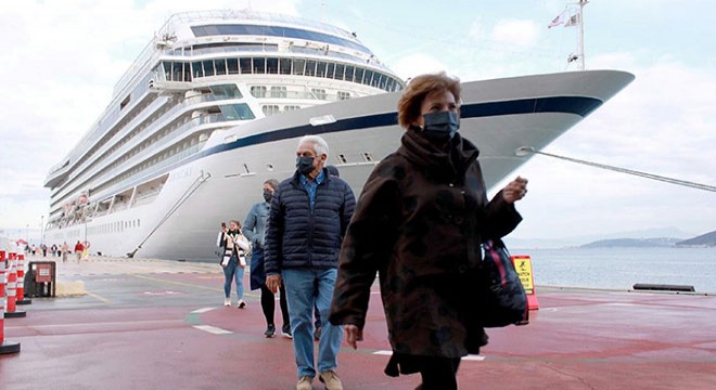 Kuşadası'na sezonun son kruvaziyeri 262 turist getirdi