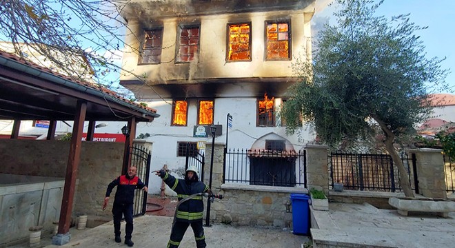 Kuşadası'nda 100 yıllık ahşap ev yandı