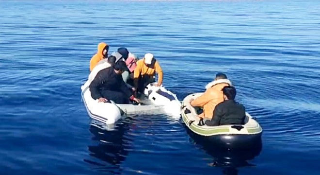 Kuşadası'nda geri itilen 17 göçmen kurtarıldı