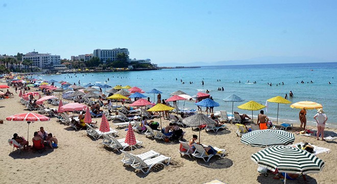 Kuşadası'nda sıcak havada plajlar doldu