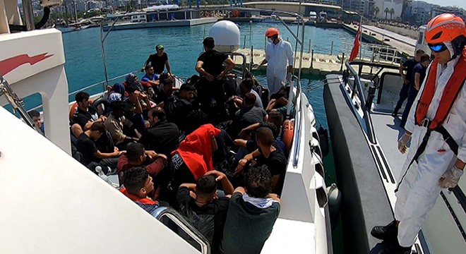 Kuşadası açıklarında geri itilen 40 kaçak göçmen kurtarıldı