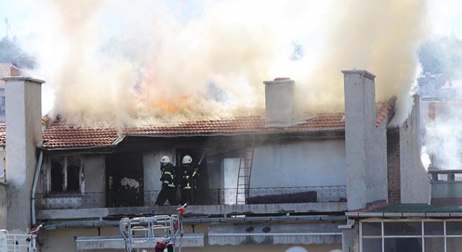 Kütahya'da, 4 katlı binanın çatı katında yangın