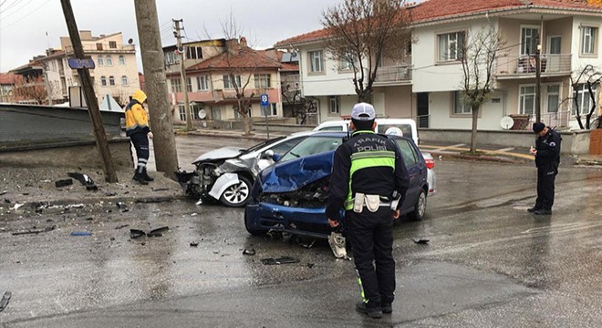 Kütahya'da iki otomobil çarpıştı: Muhabir ve 2 kişi yaralandı