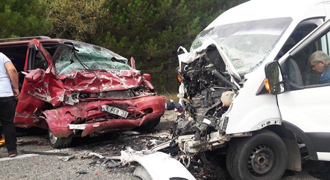 Kütahya'da minibüsler çarpıştı: 1 ölü, 15 yaralı