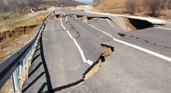 Kütahya’da yol çöktü