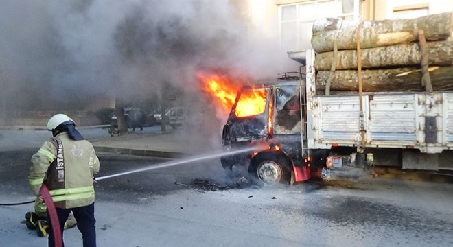 Kütük yüklü kamyon alev alev yandı