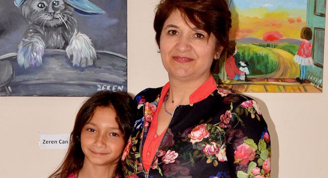 Kütüphanede 23 Nisan sergisi