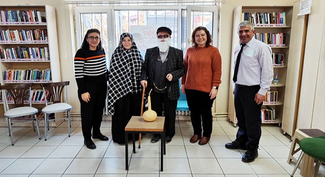 Kütüphanede çocuklara gösteri