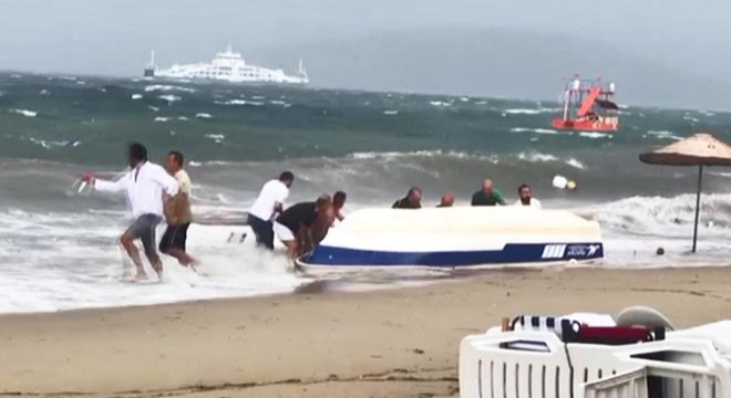 Kuvvetli rüzgarda batan sandalları kurtarmaya çalıştılar