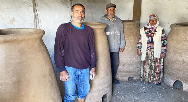 Kuytu ailesi bir asırdır ekmeğini çamurdan çıkarıyor