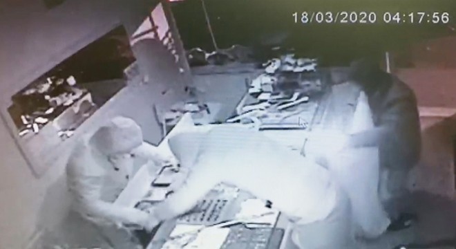 Kuyumcudan yarım kilo altın çalan şüpheliler kamerada