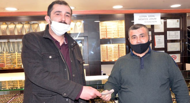 Kuyumcunun yanlışlıkla fazla verdiği 10 bin 800 lirayı iade etti
