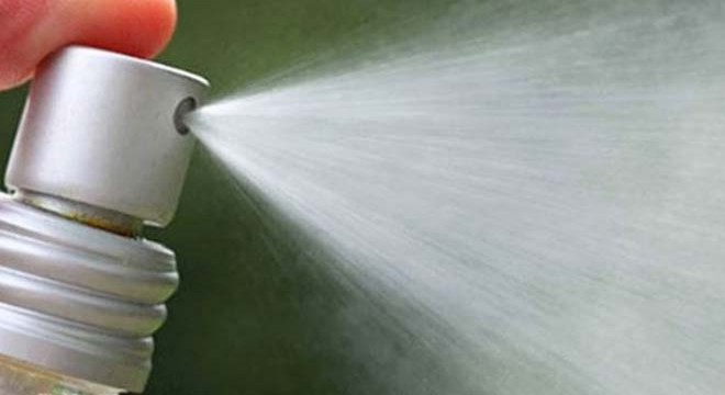 Kuyumcuya biber gazı sıkan cerrahi maskeli gaspçı kamerada