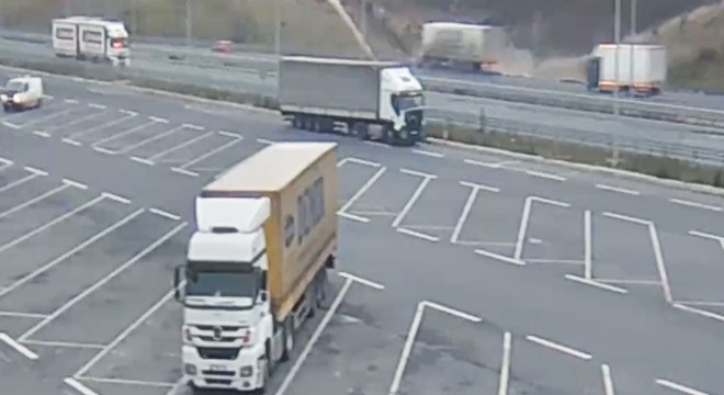 Kuzey Marmara Otoyolu'nda şarampole yuvarlanan TIR kamerada