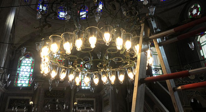 Laleli Camii'nde ampul tartışması