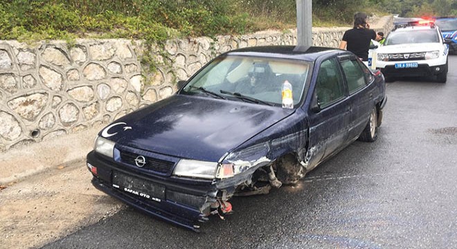 Lastiği fırlayan otomobil bariyerlere çarptı: 2 yaralı