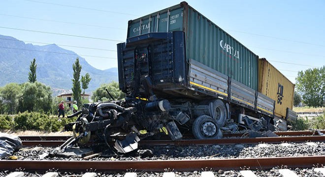 Lastiği patlayan TIR demir yoluna girdi
