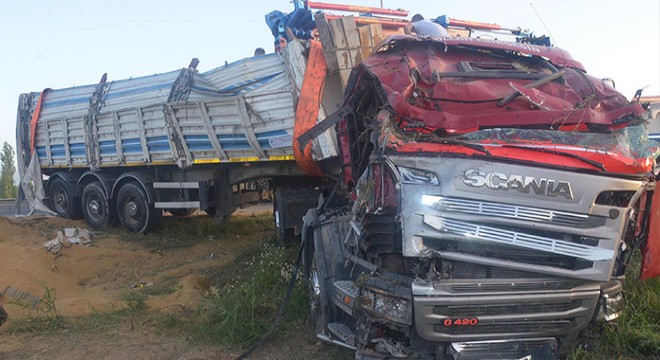 Lastiği patlayan TIR, devrildi: 1 yaralı