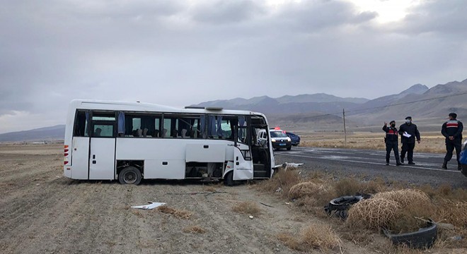 Lastiği patlayan midibüs devrildi: 14 yaralı