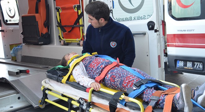 Lastiği patlayan otomobil, şarampole devrildi: 4 yaralı