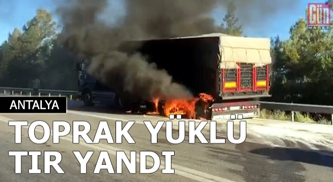 Lastiği patlayan toprak yüklü TIR yandı