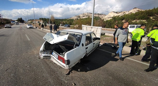 Lastiği patlayan otomobil refüje savruldu