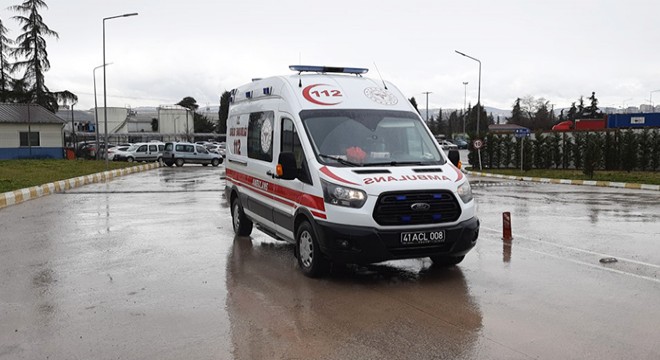 Lastik fabrikasında çıkan yangında 2 işçi dumandan etkilendi