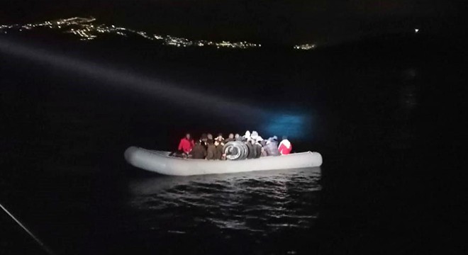 Lastik botta 33 kaçak göçmen yakalandı