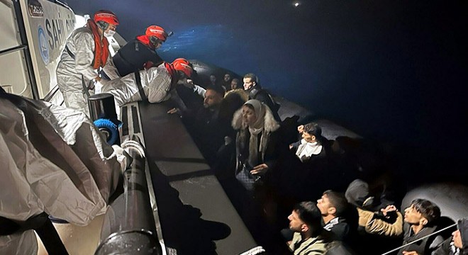 Lastik bottaki 36 kaçak göçmen kurtarıldı